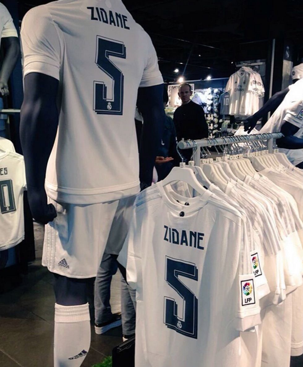 intimidad Conclusión Fondos El Real Madrid pone a la venta la camiseta de Zidane con el 5 - AS.com