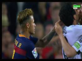 Neymar en la acción con Cancelo