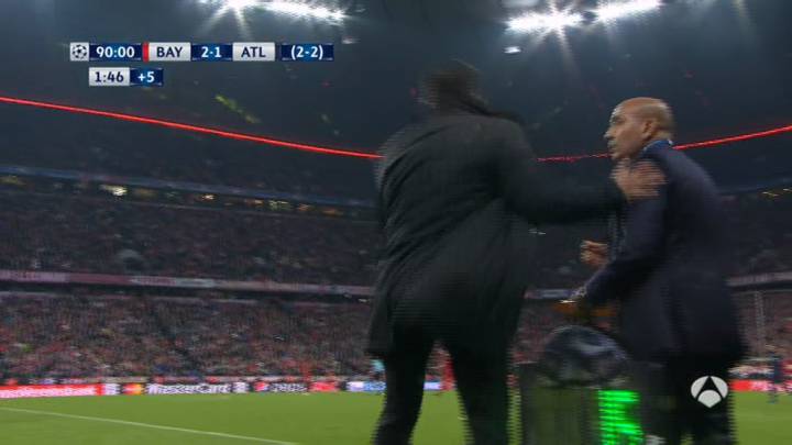 Simeone hits Atlético's pitchside delegate during Bayern match