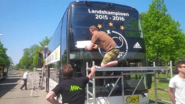 El Ajax tenía el bus listo para la celebración y se quedó sin ella