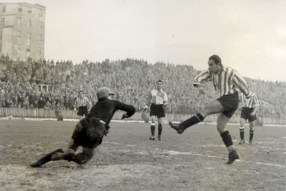 Profesional desde 1939 hasta 1957. Jugó en el Erandio Club, Athletic Club, Indautxu y en el Baracaldo. Disputó 74 partidos de Copa anotando 81 goles.
