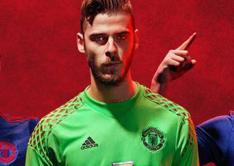 David de Gea poses with Man United's new away kit 16/17