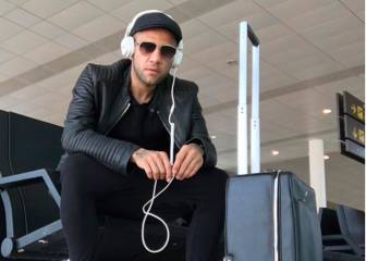 Alves no calma los rumores y se fotografía en el aeropuerto