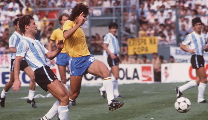 Zico, con la selección brasileña durante un partido contra Argentina.