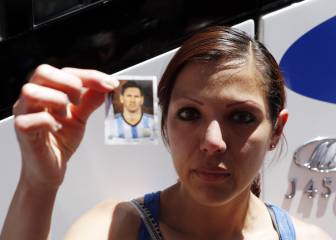 Una mujer se lanzó sobre Messi para conseguir un autógrafo