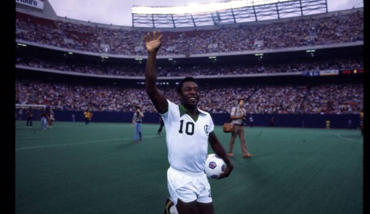 El futbolista brasileño, Pelé, con la camiseta del New York Cosmos.