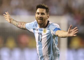 Un triplete de Messi pone a Argentina en cuartos