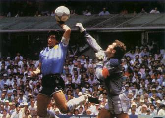 Los goles con la mano más famosos del fútbol