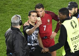 Un aficionado saltó al campo para hacer un selfie con CR