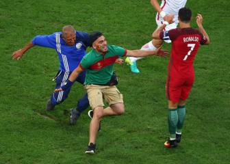 Pitch invader tries to hug Cristiano Ronaldo