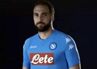 Higuaín posa con la nueva camiseta del Nápoles