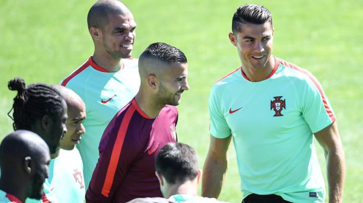 Cristiano Ronaldo y Pepe junto a sus compañeros de selección podrían recibir una prima de 300.000 euros si ganan la final de la Eurocopa