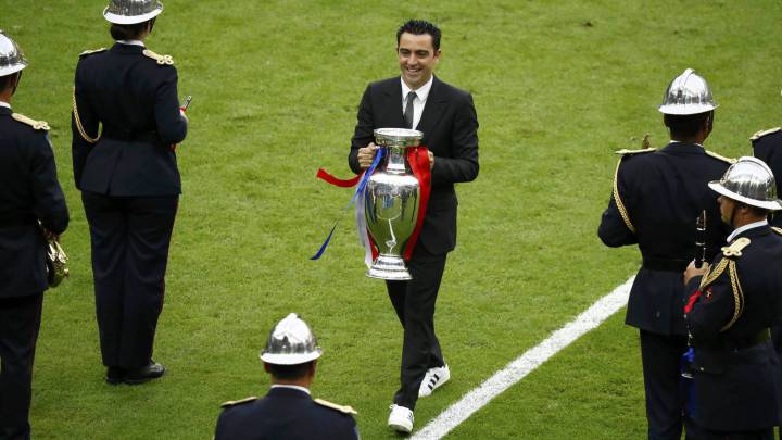 Xavi Hernández devolvió en París el trofeo de la Eurocopa
