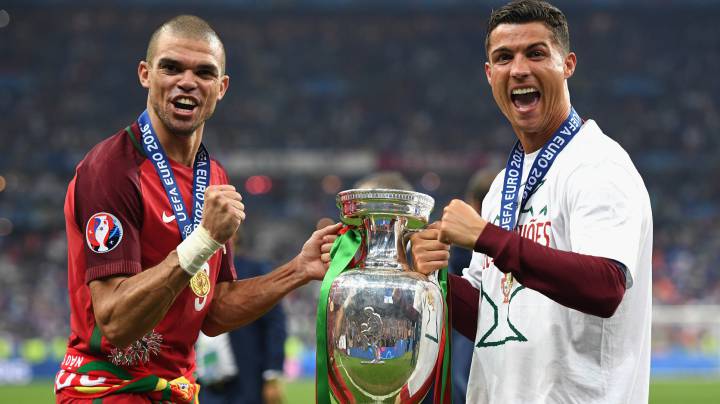 Cristiano y Pepe posando con la copa de la Eurocopa que ganaron en la final a Francia