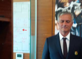 Is that Pogba's name written on Mourinho's whiteboard?