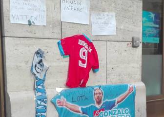 Napoli fans turn their ire on former idol Higuaín