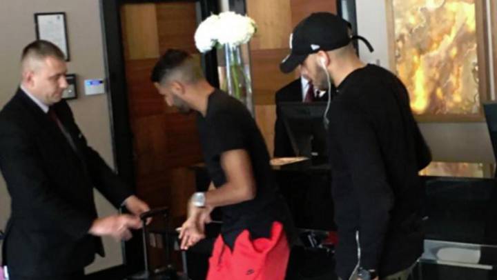 Un aficionado colgó estas fotos de Mahrez en el hotel de concentración del Chelsea.