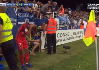 Lucas Moura fue agredido por un hincha en el debut del PSG