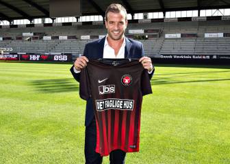 Betis confirm Van der Vaart's exit two days after he'd left...