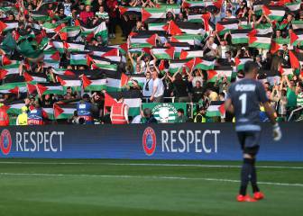 Banderas de Palestina en Celtic Park ante el Beer Sheva israelí