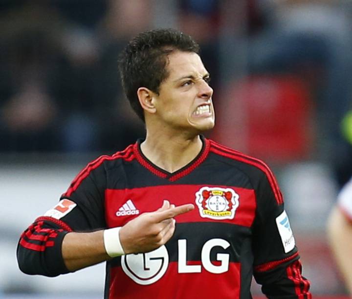 Chicharito takes tumble down stairs and breaks right hand