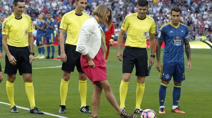 Mireia Belmonte se luce en el saque de honor en el Bernabéu