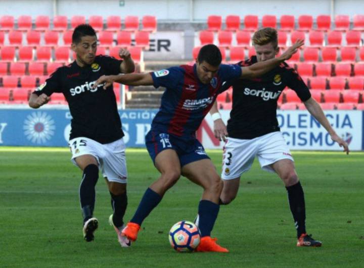 El Huesca fue superior, le costaba hacer ocasiones, pero consiguió adelantarse. En una jugada con fortuna el Nástic logró el empate en el minuto 88.