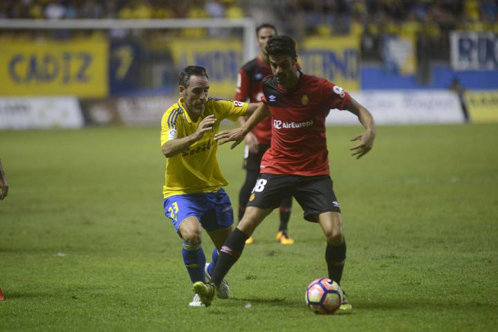 Reparto de puntos en un Carranza a reventar. Se adelantó el Cádiz con un penalti provocado y transformado por Ortuño; igualó Óscar Díaz para el Mallorca en la segunda mitad.