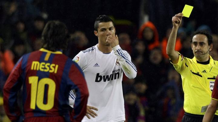 Iturralde González amonestando a Cristiano Ronaldo ante la mirada de Messi durante el Clásico de noviembre de 2010