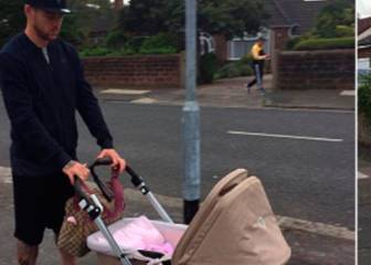 Alberto Moreno no se cansa y pasea a su bebe de esta forma