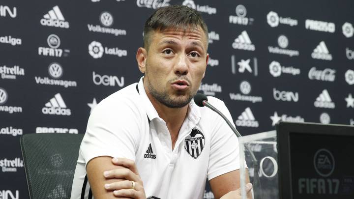 D. Alves: "Nunca me vi fuera del Valencia, estoy contento aquí"