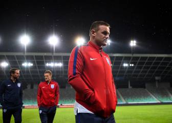 Southgate se rinde y sienta a Rooney ante Eslovenia