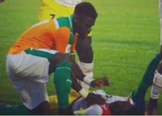 Jugador marfileño le salva la vida a un rival en pleno partido