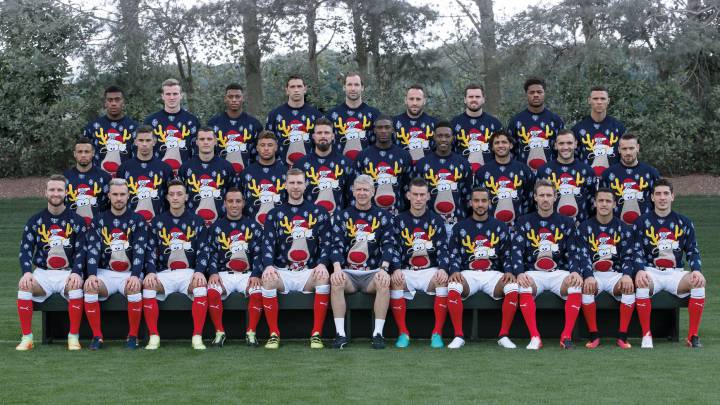 La plantilla del Arsenal, posando con el jersey navideño.