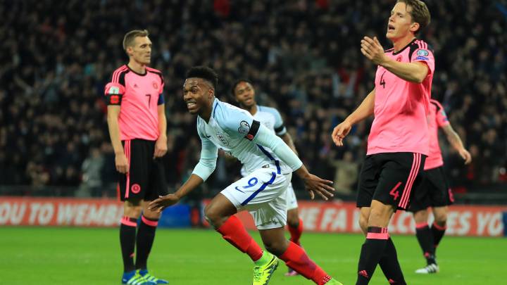 Daniel Sturridge celebra un gol con Inglaterra ante Escocia en Wembley, partido válido para la clasificación del Mundial 2018 en el que ambas selecciones lucieron la amapola pese a la prohibición de la FIFA.