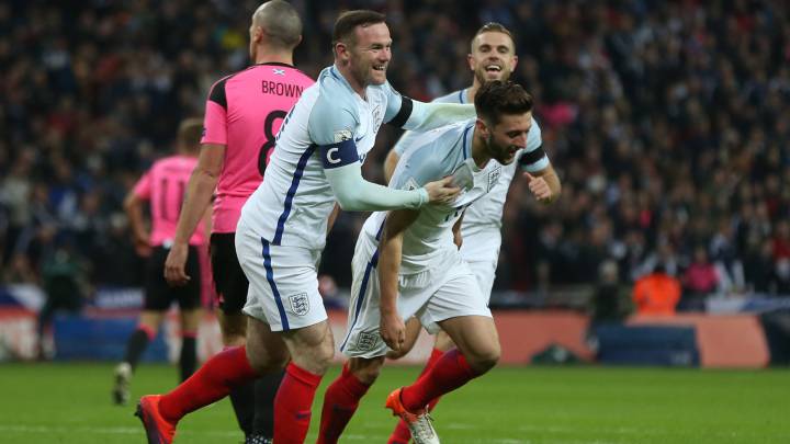 Adam Lallana celebra junto a Wayne Rooney el 2-0 de Inglaterra a Escocia en Wembley, en partido válido para la clasificación para el Mundial de Rusia 2018.