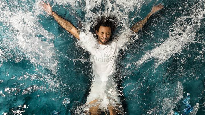 Marcelo, en la presentación de la camiseta Adidas del Real Madrid hecha con botellas recicladas.