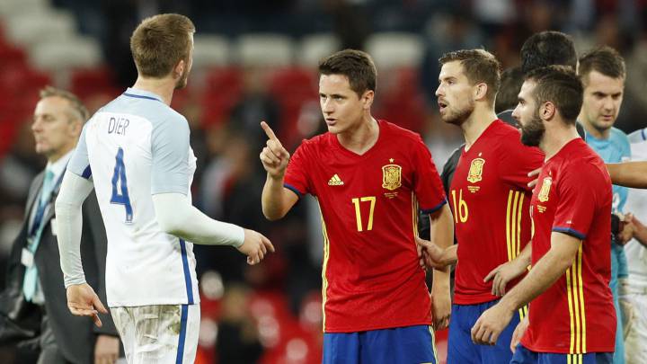 Eric Dier y Ander Herrera, discutiendo por un codazo durante el Inglaterra 2-2 España.