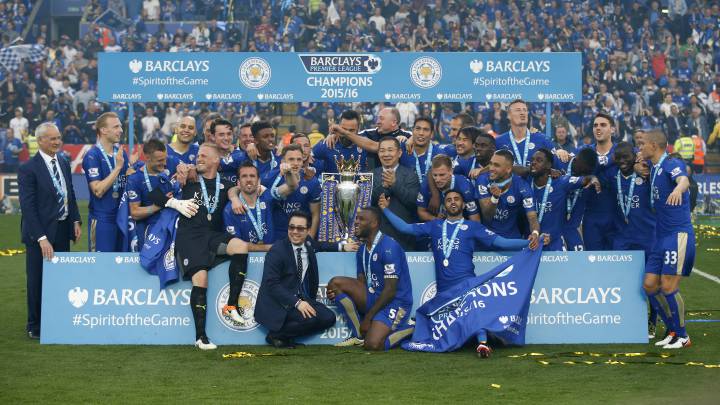 El Leicester con el trofeo de la Premier League.