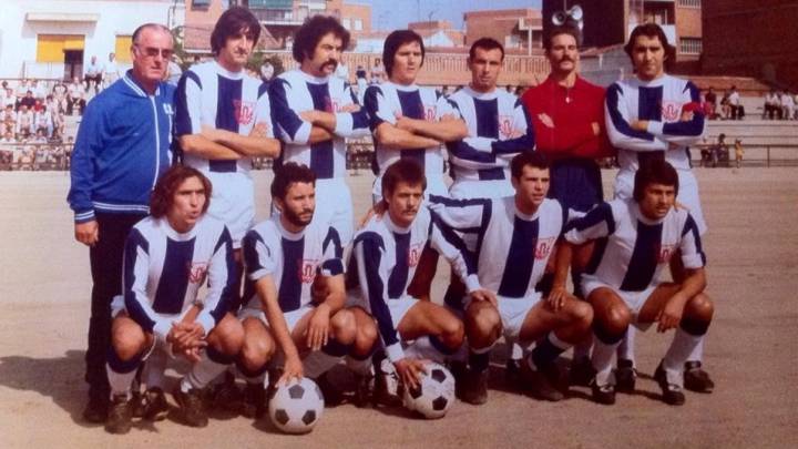 Caparrós, segundo por la derecha en la fila inferior, posando con el Leganés en su época de jugador.