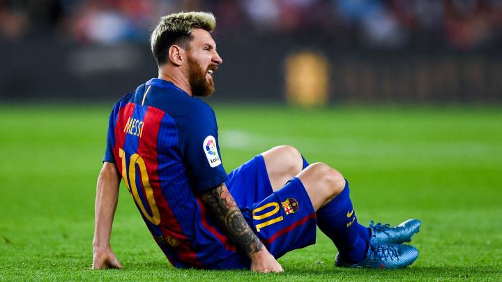 Lionel Messi, lesionado en el Camp Nou durante el Barcelona-Atlético.