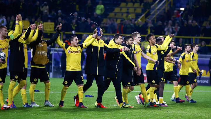 Los jugadores del Borussia Dortmund saludan a su afición en el Signal Iduna Park tras el 8-4 al Legia Varsovia en la Champions League.
