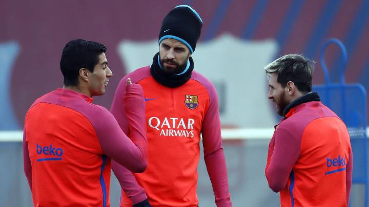 Gerard Piqué, Luis Suárez y Messi en un entrenamiento. 