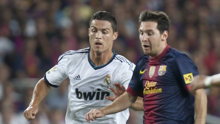 Cristiano Ronaldo pugna por un balón junto a Leo Messi. 