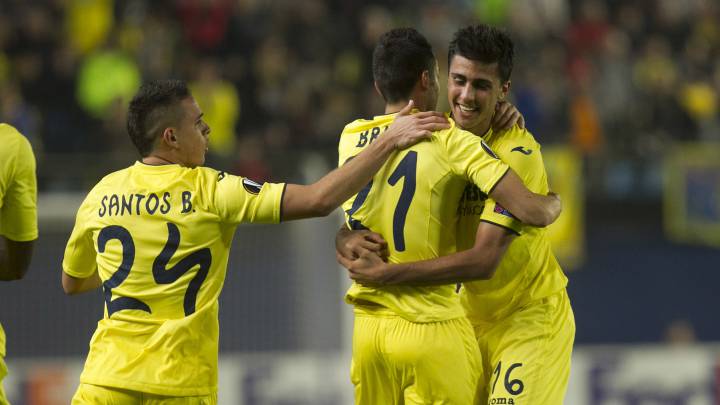 Los jugadores del Villarreal celebran un gol en la UEFA Europa League.