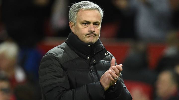 Jose Mourinho aplaude durante el Manchester United 1-0 Tottenham de la Premier League, partido disputado en Old Trafford.