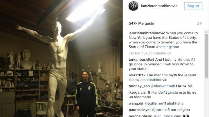 Ibrahimovic con su estatua
