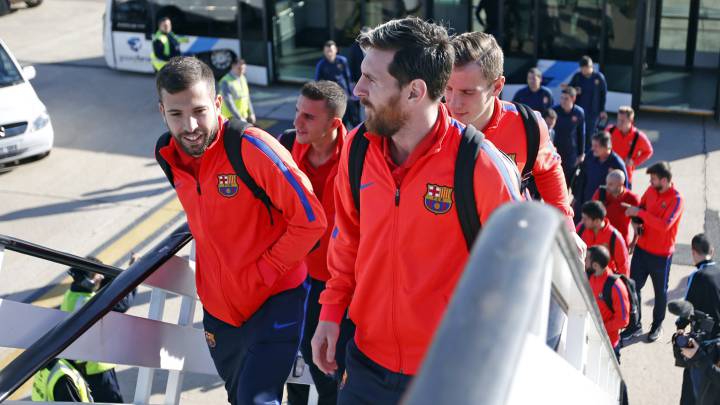 Messi, subiendo al avión que llevó al Barça a Doha. 
