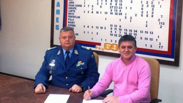 El jefe del ejército rumano y Lacatus durante la firma del contrato.
