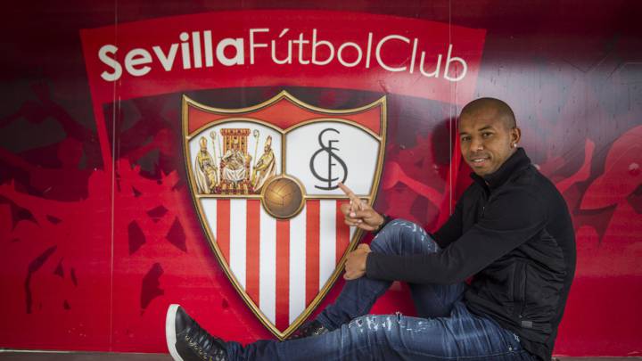 Mariano posa junto al escudo del Sevilla durante la entrevista con AS. 